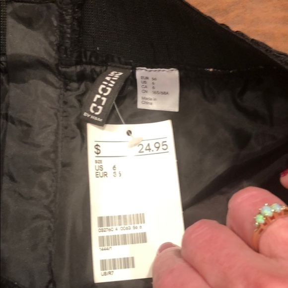 H&M DIVIDED NWT! Adorable Mini-Skirt Size 6 - Picture 4 of 6